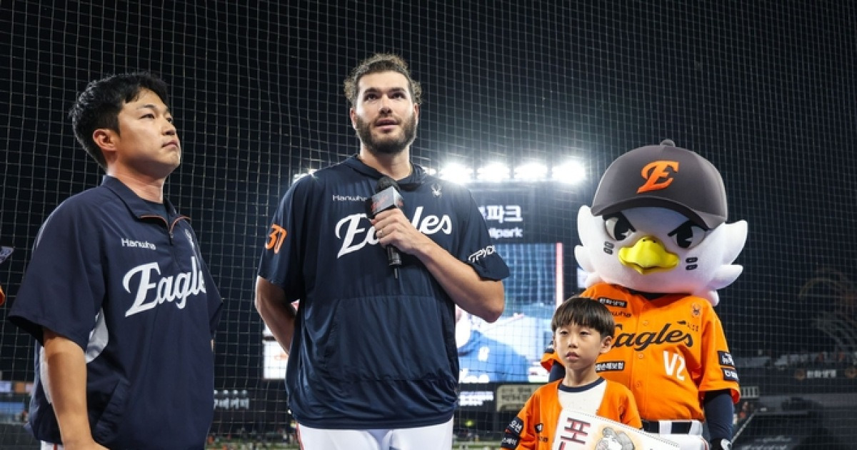 “나의 형제 지환에게”…폰세, 통역에게 ‘1200만원 침대’ 통 크게 남기고 떠났다 [SS비하인드]