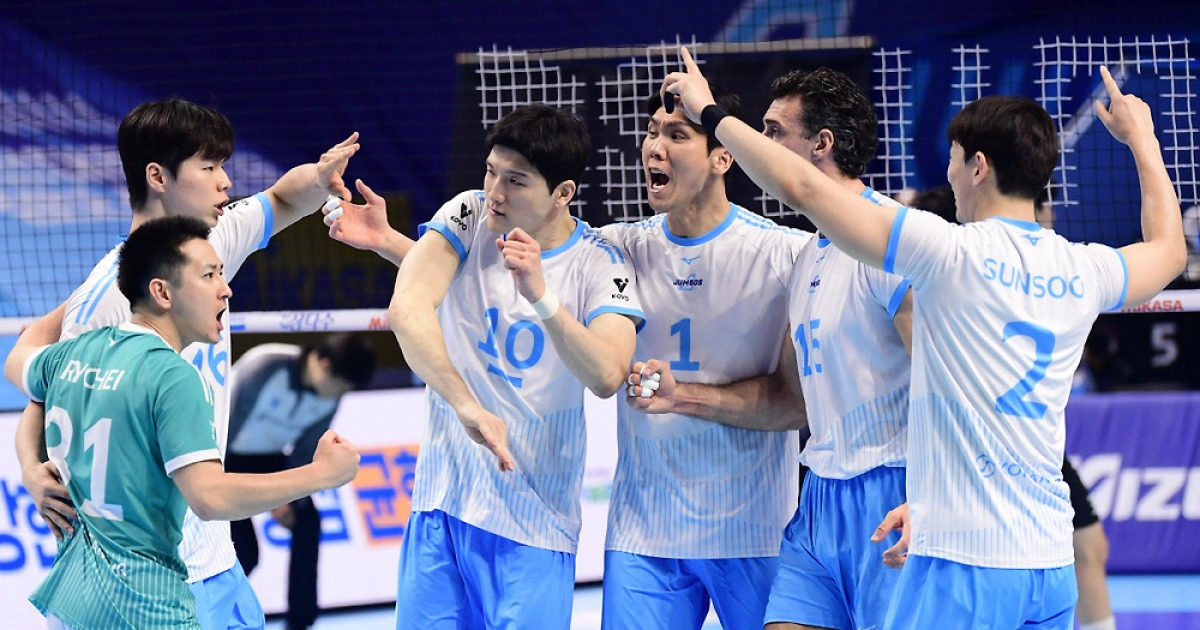 10연승 종료 후유증은 없다! '선두의 힘' 대한항공, 2위 현대캐피탈 셧아웃 제압 [인천 리뷰]