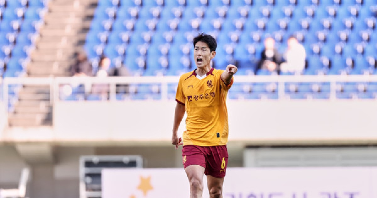 [공식발표] '영입 금지 징계' 광주, 기존 선수부터 붙잡는다! '리빙 레전드' 안영규와 재계약