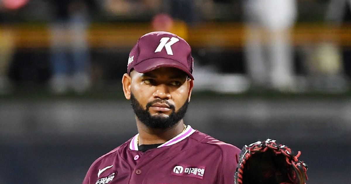 연봉이 10억 깎였지만, 고민도 없이 도장...어려울 때 자신을 찾은 팀, 에이스의 의리였다