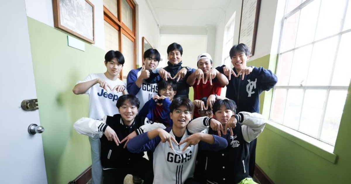 이것이 모범적 K-사령탑의 선례... 정정용 감독, 지역 학교서 선수들과 축구 교실