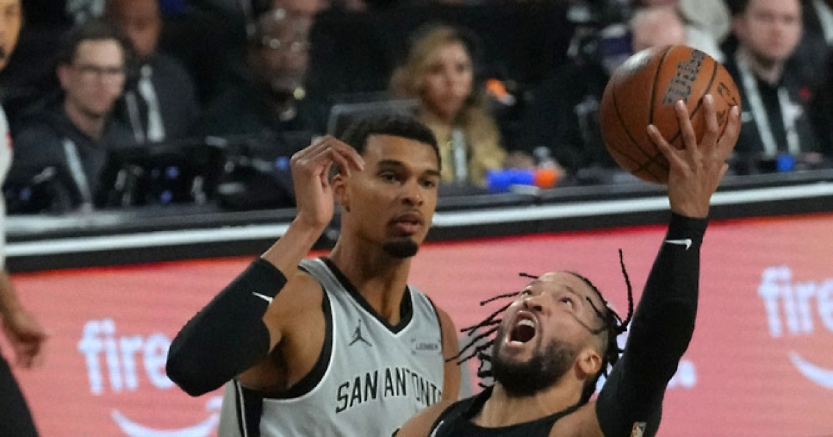 ‘뉴욕의 왕’ 브런슨·아누노비 53점 합작…웸반야마 누르고 NBA컵 우승