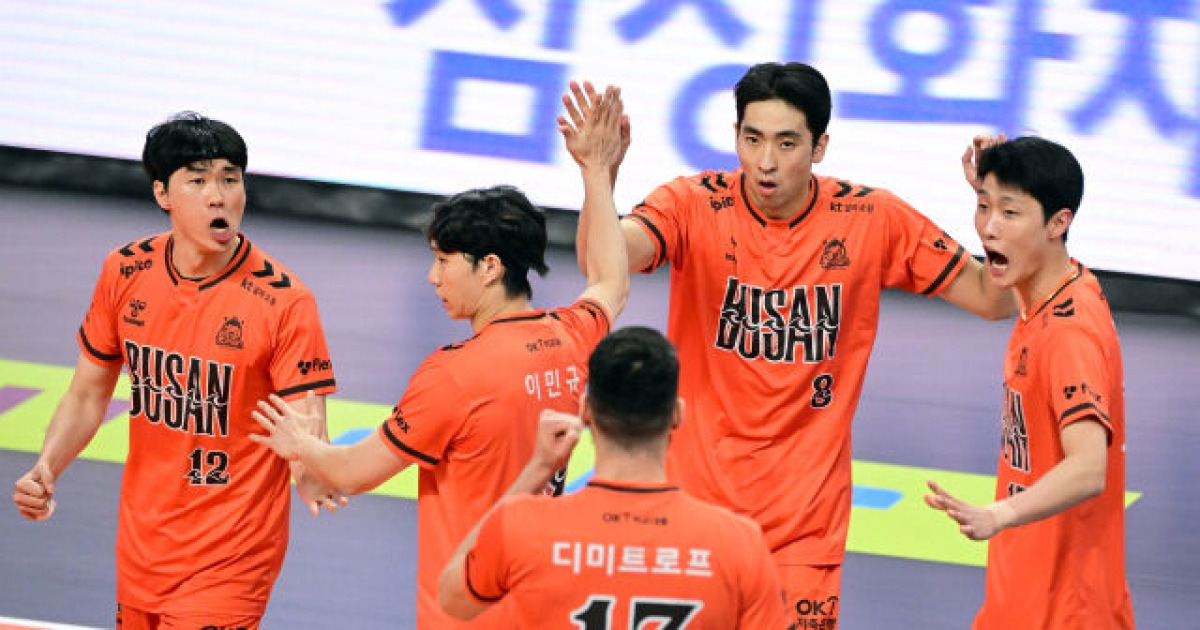 부산을 달군 송희채의 하드 캐리 쇼! OK저축은행, 우리카드 꺾고 홈 5연승 질주-3위 점프 [MD부산]