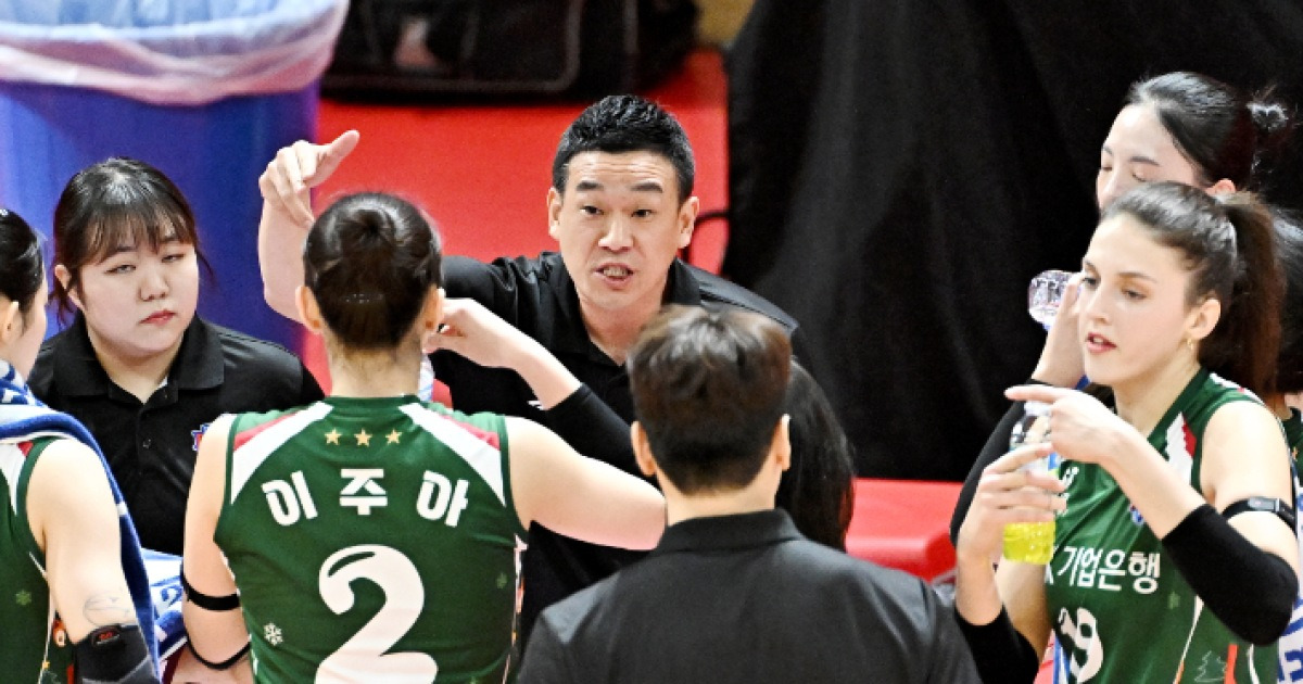 한때 최하위까지 추락…'여오현 매직' 기업은행, 페퍼 3-0 완파하고 4위로 껑충