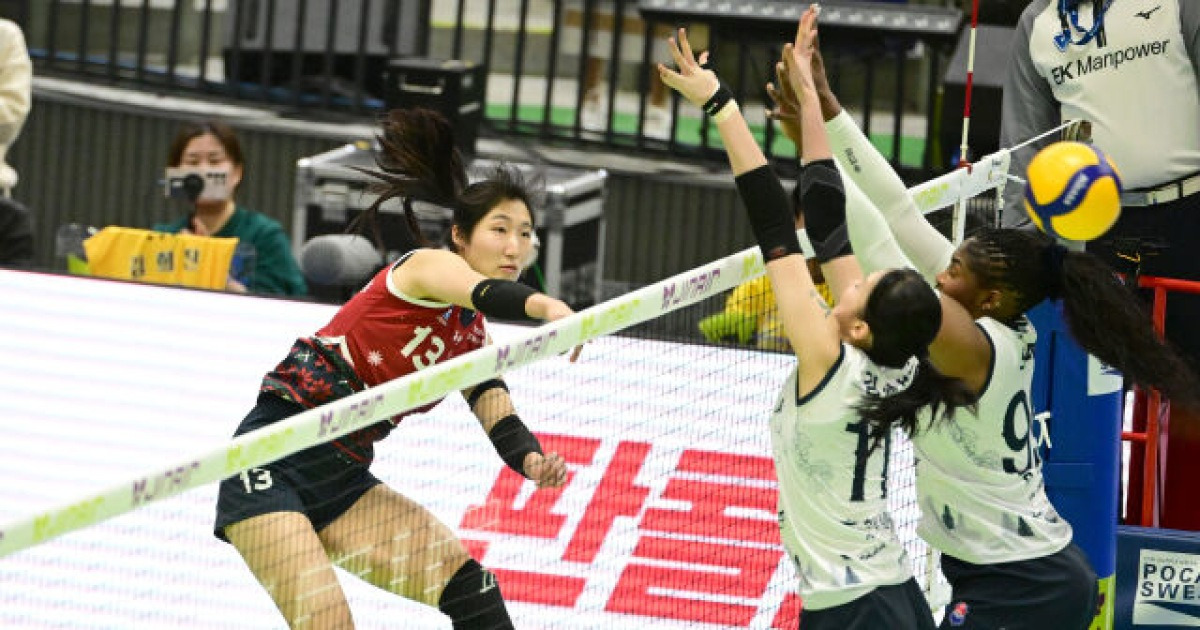 돌아온 국대 OH 정지윤 16점 활약...현대건설, 선두 한국도로공사 꺾고 승점 3점 차 맹추격 [MD수원]