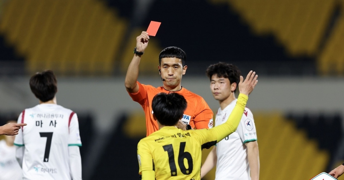 [공식발표] KFA, 무단 인터뷰 김우성 심판에 '3개월 활동 정지' 징계... "규정 위반 일탈 행동"