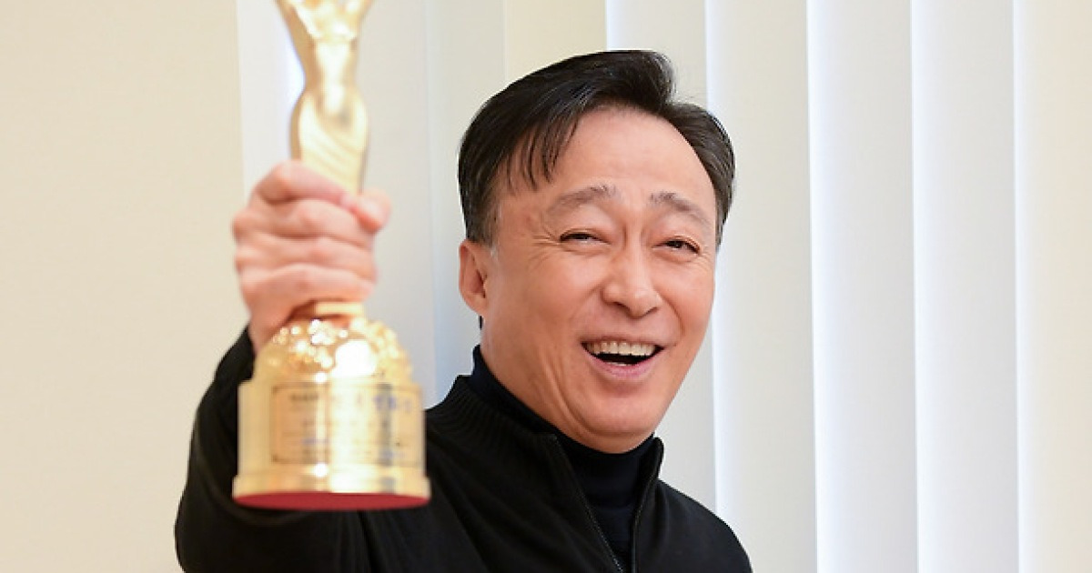 [단독] "청룡이 왜 이러지? 너무 좋은데"…이성민, 4전 5기 도전 끝 품에 안은 트로피(청룡 수상인터뷰)