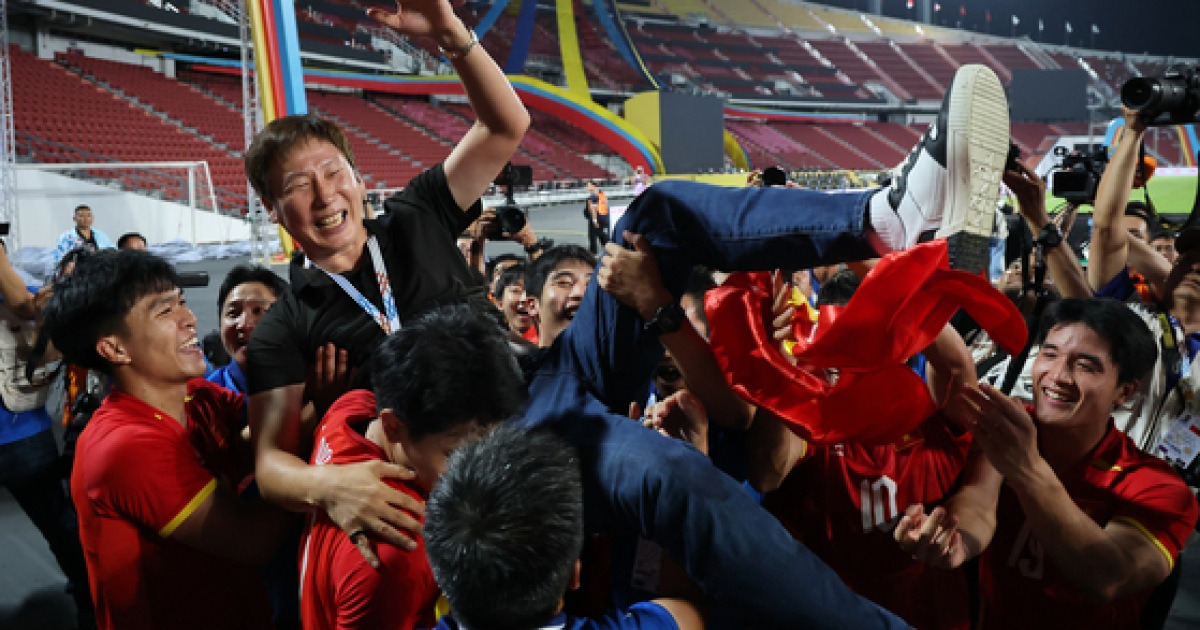 또 한 번 '김상식 매직', 베트남 이끌고 쌀딩크도 못한 3관왕