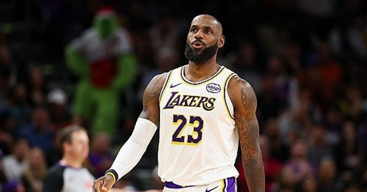 ‘에이스 → 조력자’ 역할 바뀐 ‘킹’ 르브론···샤크의 극찬 “승리하는 법·팀 이끄는 법 잘 알아”