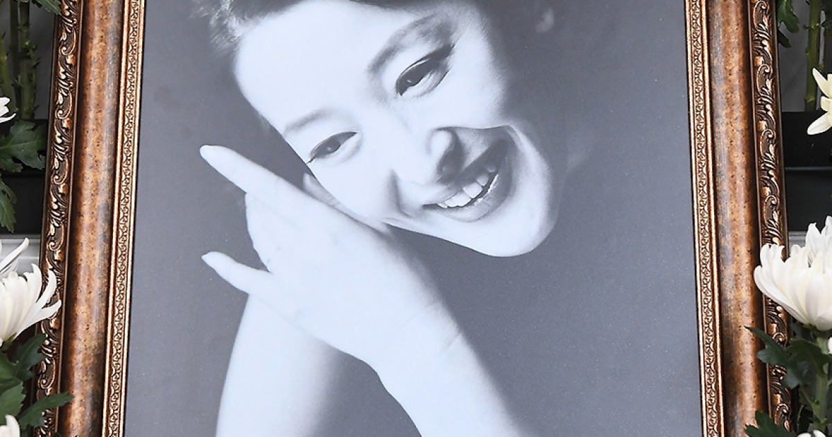 故윤석화, 암투병마저 당당했다…사망오보 끝 별이 된' 1세대 연극스타'[이슈S]