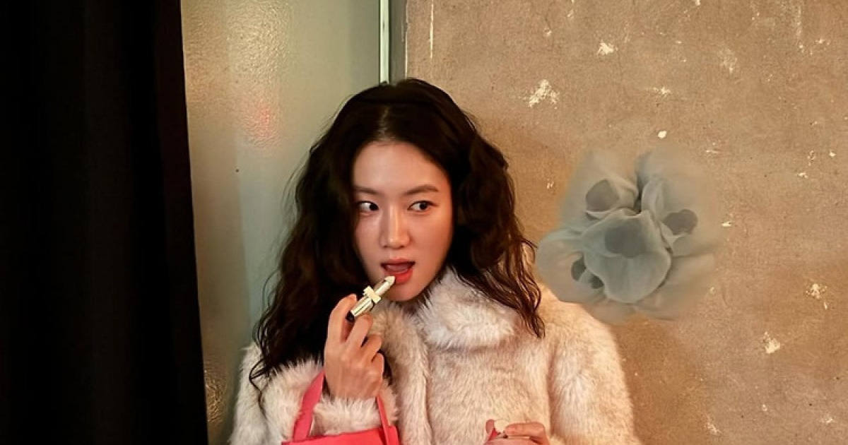 '송민호와 ♥열애설' 박주현, 잔뜩 꾸미고 어딜 가나…힙한 연말룩에 감탄만