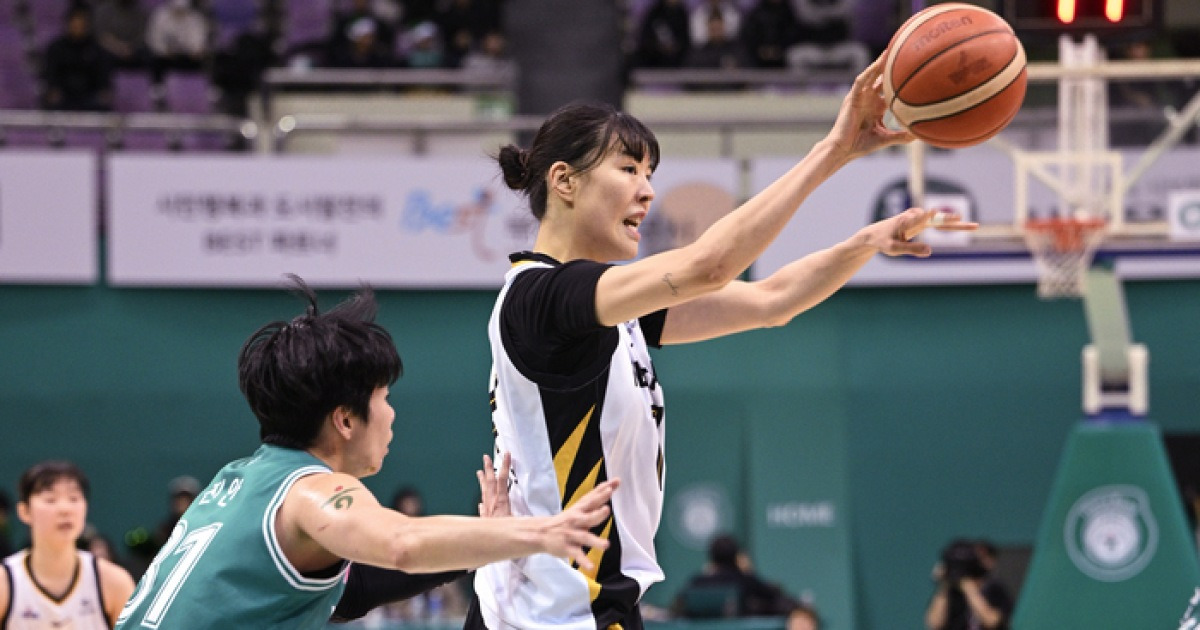 ‘경계 대상 1호’ 박지수 앞세운 KB, 하나은행에 70-46 승리 [SS부천in]