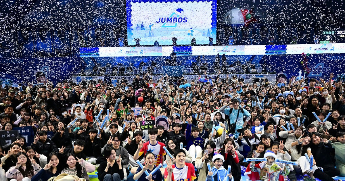 '지금까지 이런 기념 촬영은 없었다' 모든 팬들이 코트에... 모두가 함께 나눈 소중한 추억[인천현장]