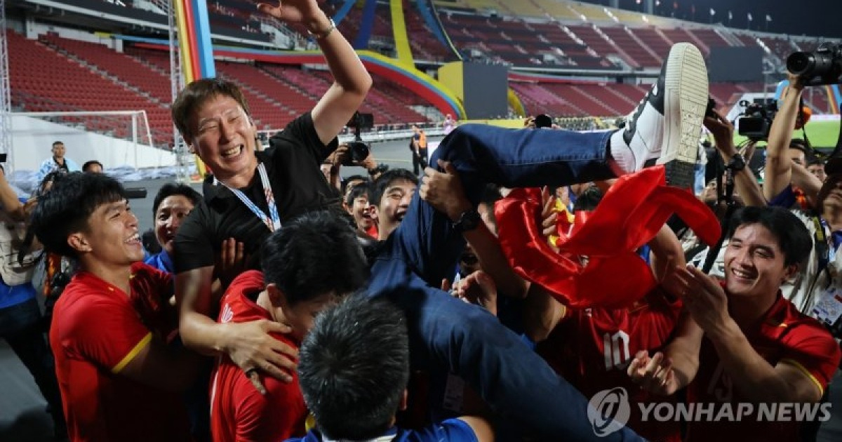 "욕설 대신 이 말 했다"… 베트남 언론이 1면 대서특필한 김상식의 라커룸 대화