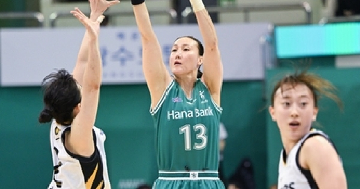 '통산 600번째 출전' 김정은, 역대 최다 출전 공동 1위…하나은행은 KB에 46-70 패