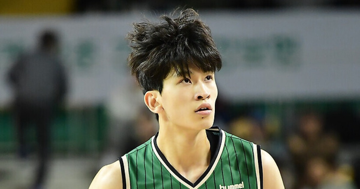 존재감 미미한 2순위 200cm 장신 포워드? DB 김주성 감독의 견해 “적응하는데 시간 걸릴 것 같다”