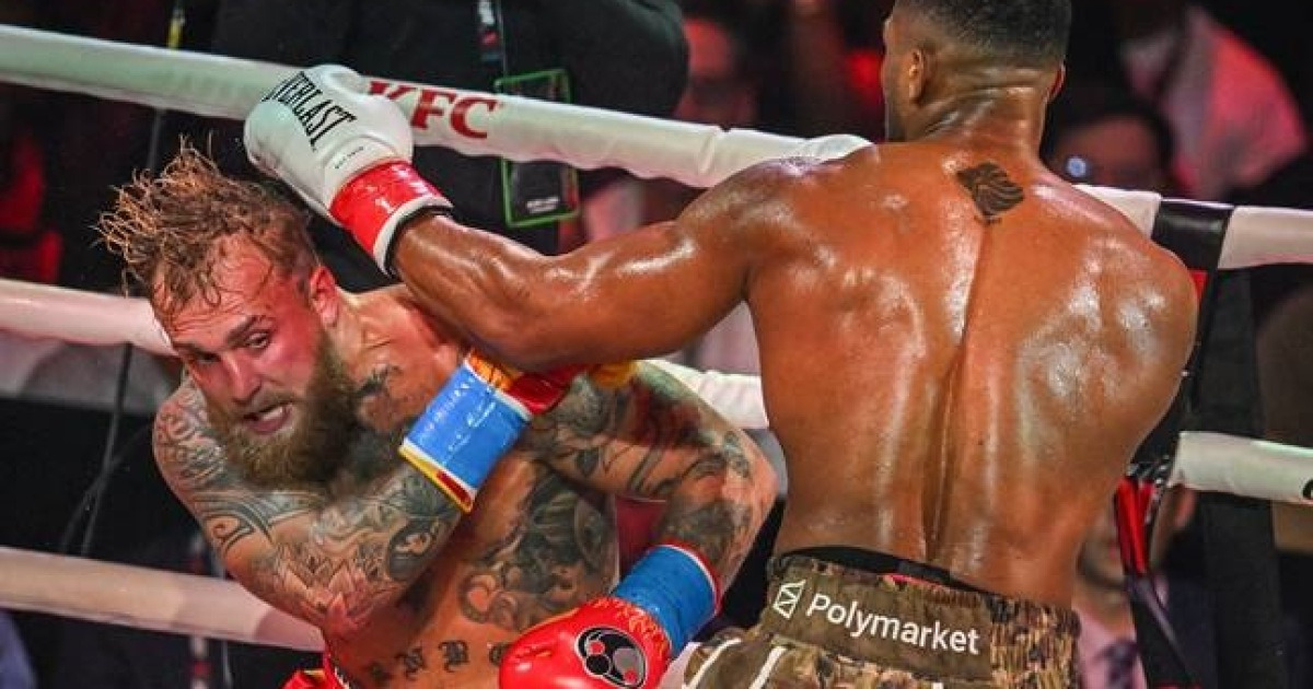 "턱뼈 부러졌다" 유튜버 복서, 금메달리스트에게 두들겨 맞고 병원행... 2700억 매치 '완패'