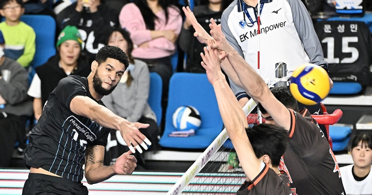 레오, 남자배구 최초 '7천 득점' 돌파…현대캐피탈, OK 완파