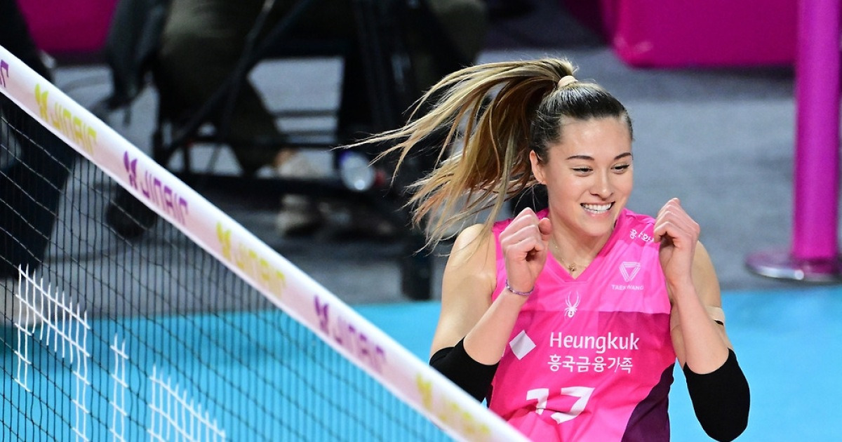 '레베카 19점' 흥국, 2연승으로 3위 도약…페퍼는 8연패 수렁(종합)