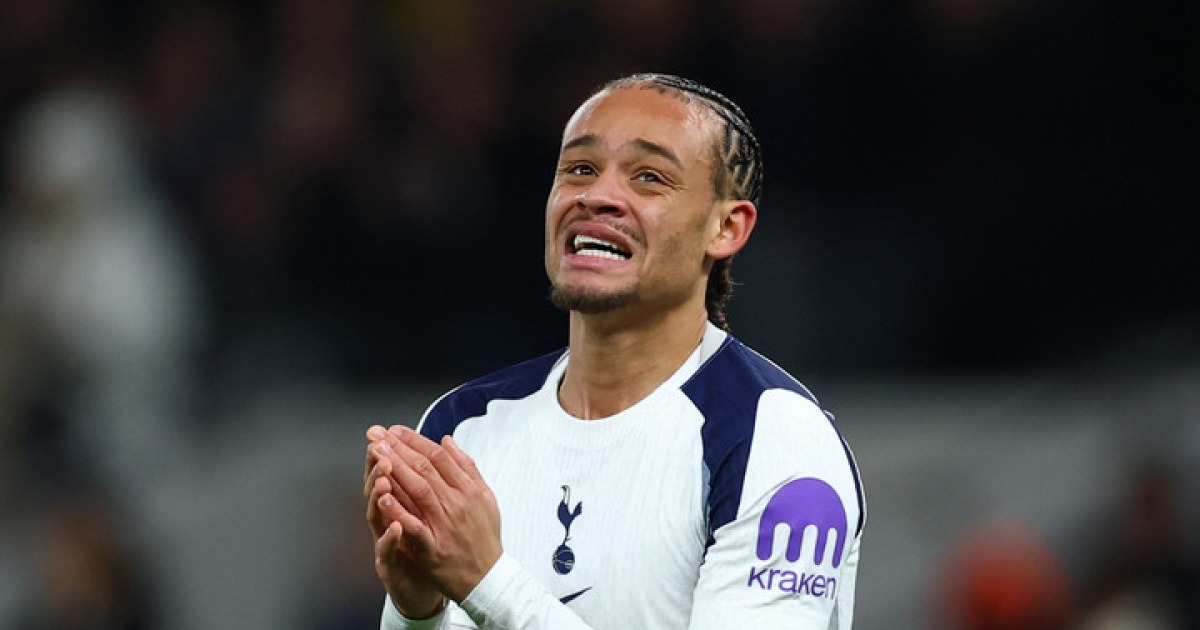 '이게 정녕 손흥민 7번의 후계자인가' 시몬스, 전반 33분 만에 거친 태클로 다이렉트 퇴장(전반 종료)