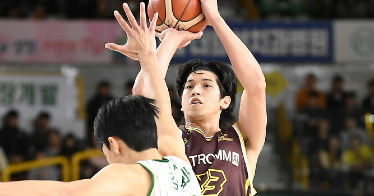 ‘타마요는 전반을 버렸나? LG, 매진 관중 앞에서 DB에 역전승