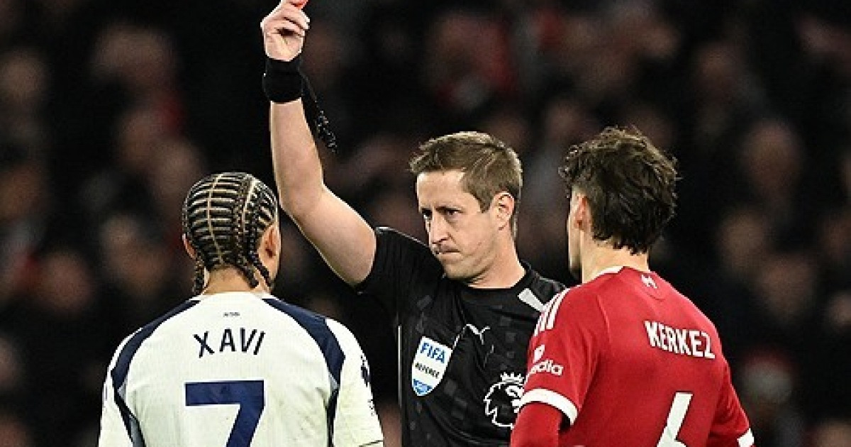 축구 맞아? 토트넘, UFC급 난투극의 최후…시몬스·로메로 퇴장→9명으로 싸운 끝에 홈에서 리버풀에 1-2 패배