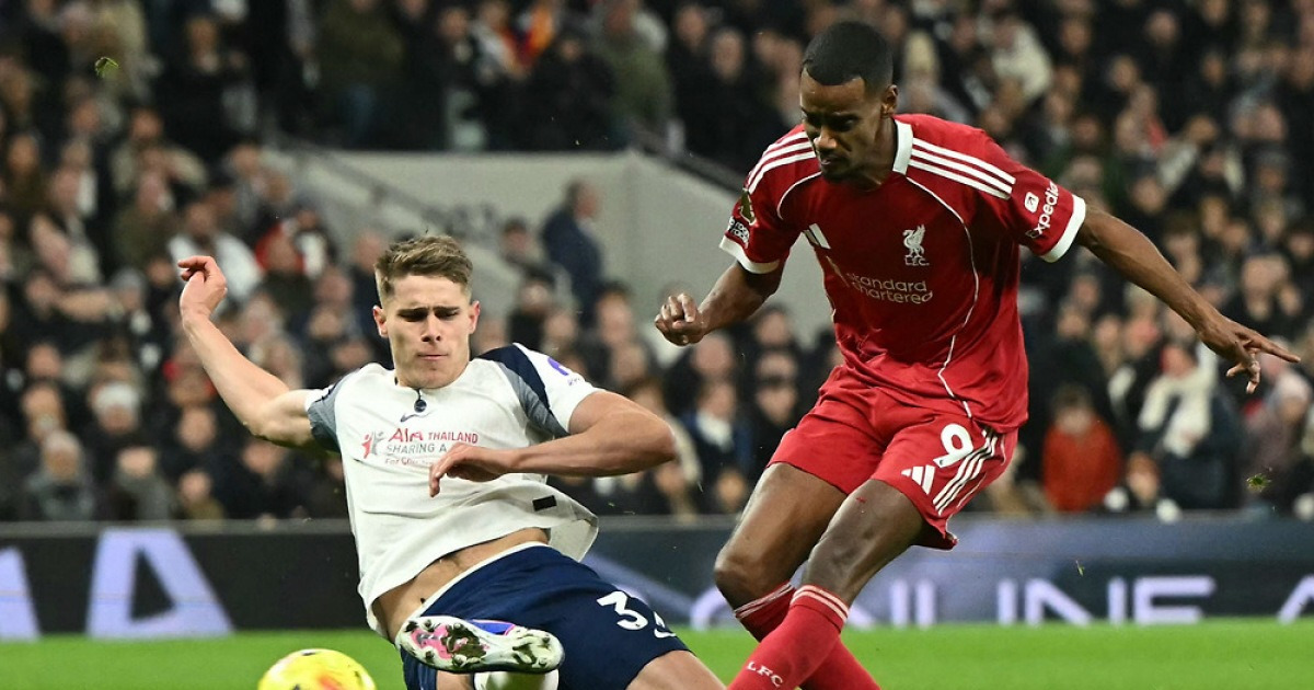 "다리가 부러졌다" 판 더 펜 '미친' 태클, '2470억 EPL 최고 몸값' 이삭 골절 부상…장기 결장 불가피