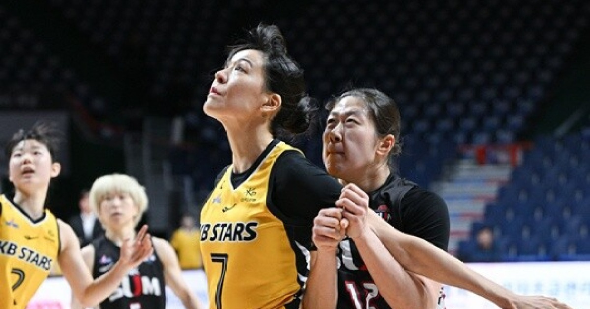 [BK 리뷰] ‘높고 높은 박지수’ KB, BNK 꺾고 단독 2위 … 1위 하나은행과 1게임 차