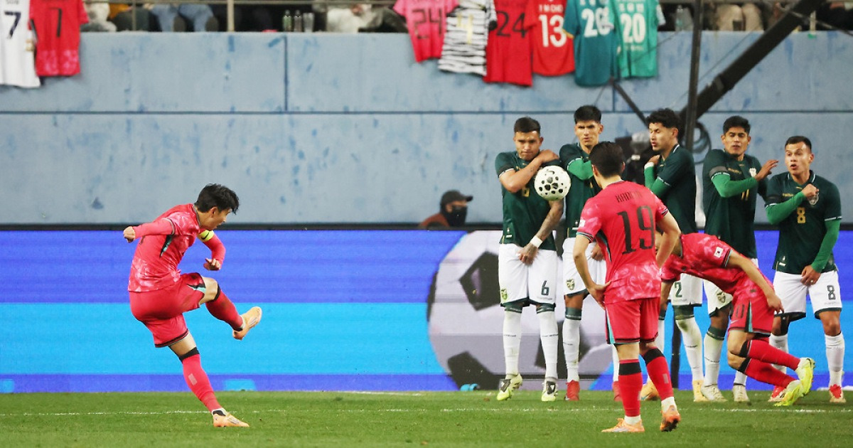 손흥민, 3년 연속 'KFA 올해의 골'…볼리비아전 프리킥 득점