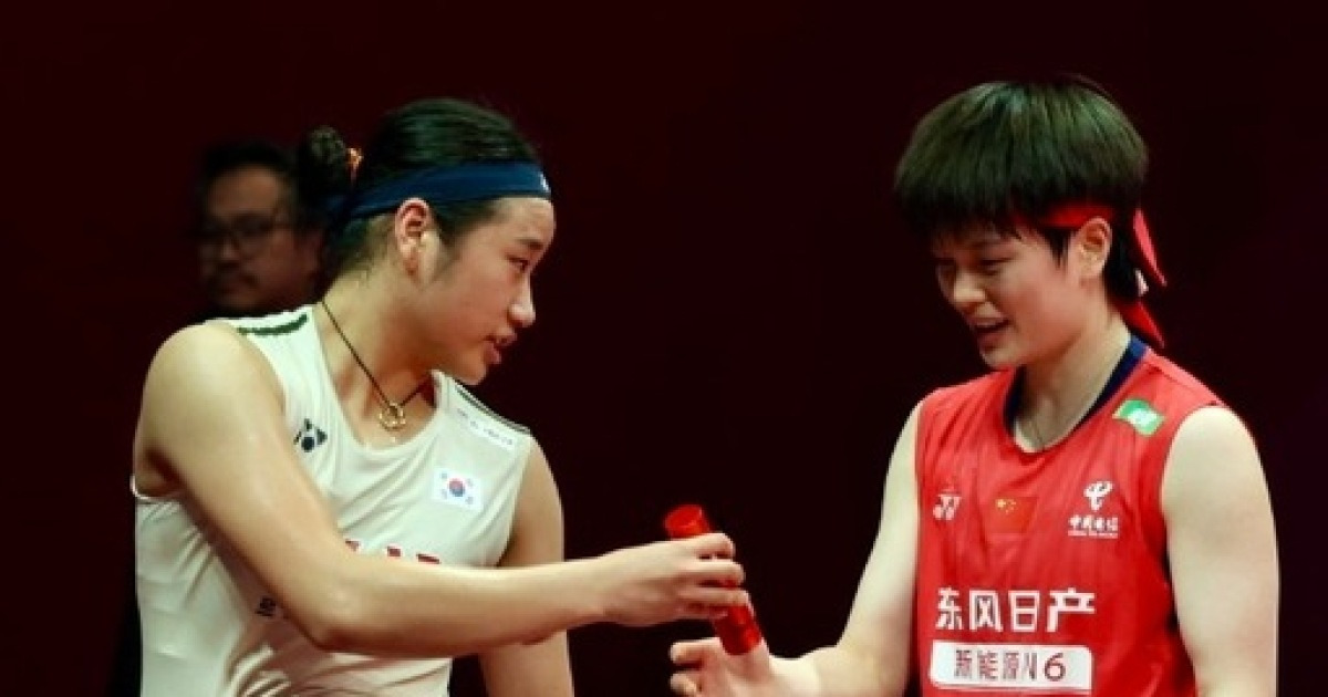 "고개 숙인 왕즈이 위해 스프레이까지".. '여제' 안세영의 배려에 중국 대륙이 감동