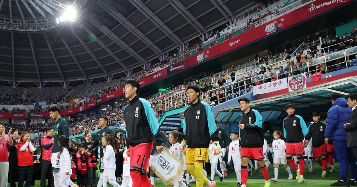 추위와 침체 속에서도 A매치 축구장을 찾은 고마운 팬들[김세훈의 스포츠IN]