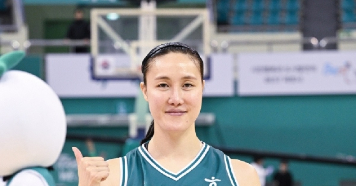 '리그 최초 601경기' 새역사 쓰고도 "더 뛰고 싶다"... "살아있는 전설" 극찬 세례 [부천 현장]