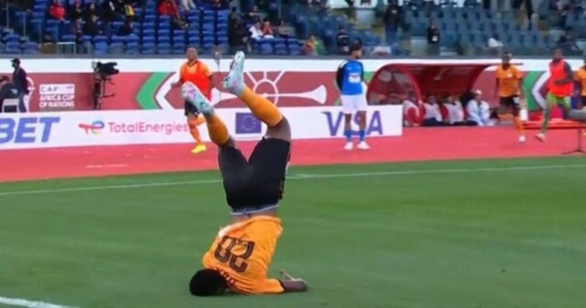 극장 동점골 넣고 공중제비하다 목 부러질 뻔한 황희찬 옛 동료, 잠비아 골잡이 다카의 아찔한 세리머니