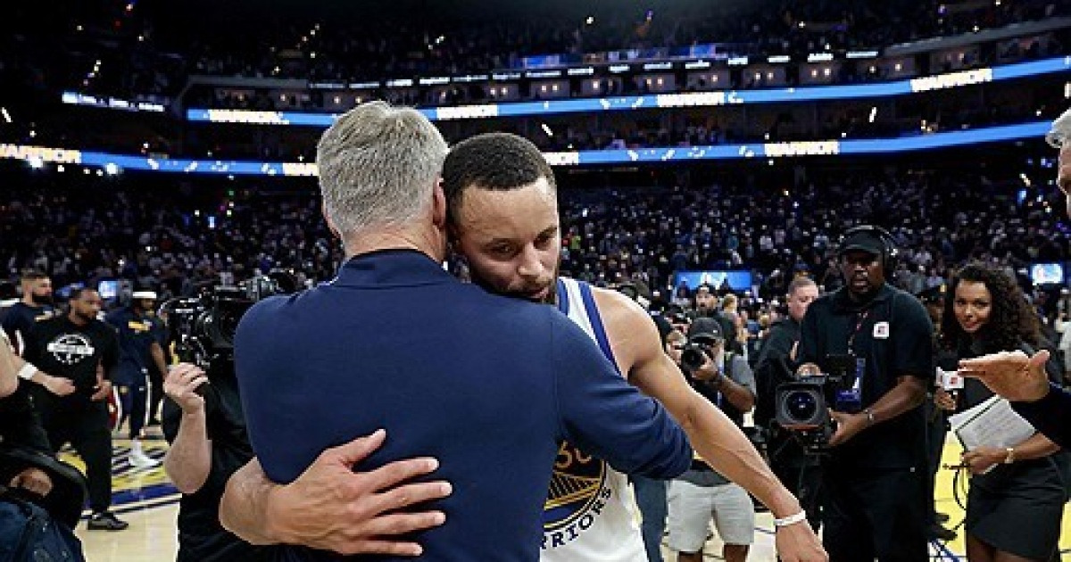 "절대 커리를 떠나지 않을 거야" 11년을 함께한 커 감독의 애틋한 인터뷰