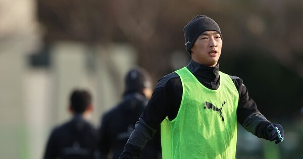 [오피셜] 파격! 韓 역사상 이런 구단 있었나...용인FC, 홍명보호 황태자 영입 '연령별, 대표팀 두루 거친 김민우까지 합류'