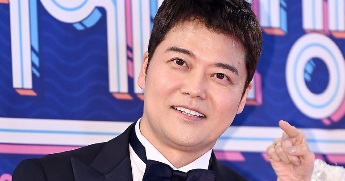 전현무, '링거 의혹' 해명도 다르네…"직접 병원 방문" 9년 전 진료기록부로 '선 긋기' [엑's 이슈]