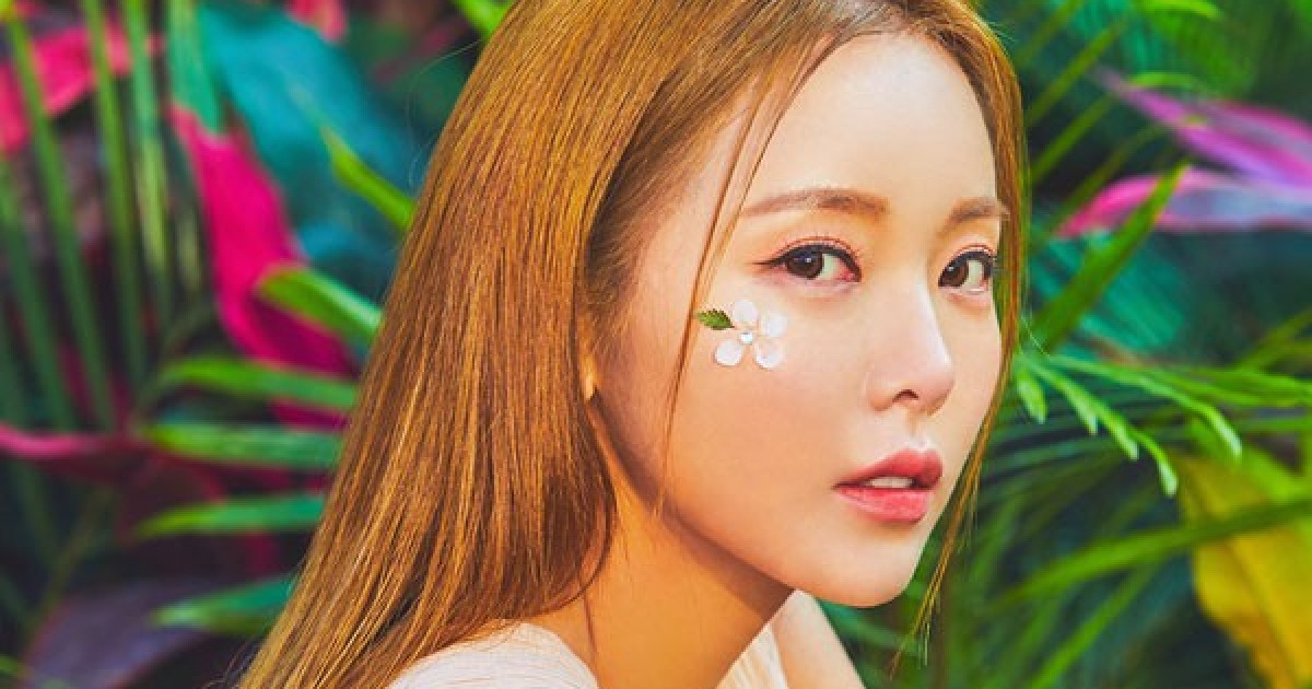 홍진영, 주사이모와 찍은 사진에 "12년 전 촬영, 친분 없다"