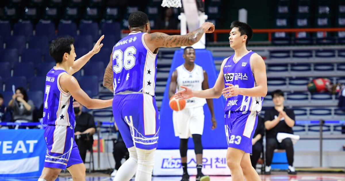부산 팬 크리스마스 이브 최초 승리 만끽, KCC는 삼성 꺾고 7연승