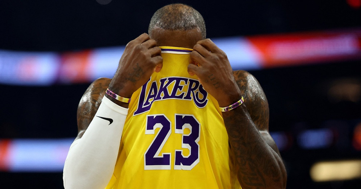 레이커스 ‘자동문 수비’ 어쩌나?…피닉스에 108-132 대패, 시즌 첫 2연패 ‘최근 10경기 121.1실점’