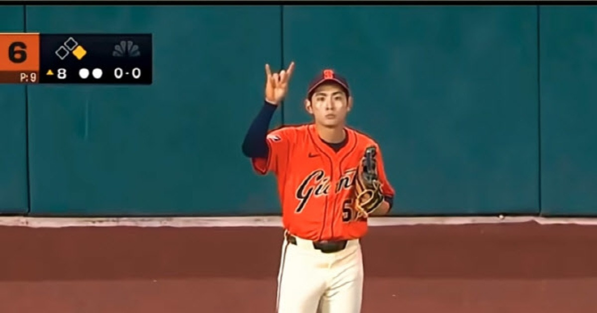 '아웃카운트 착각 관중석 공 던진 이정후'...올해 황당실수 9위