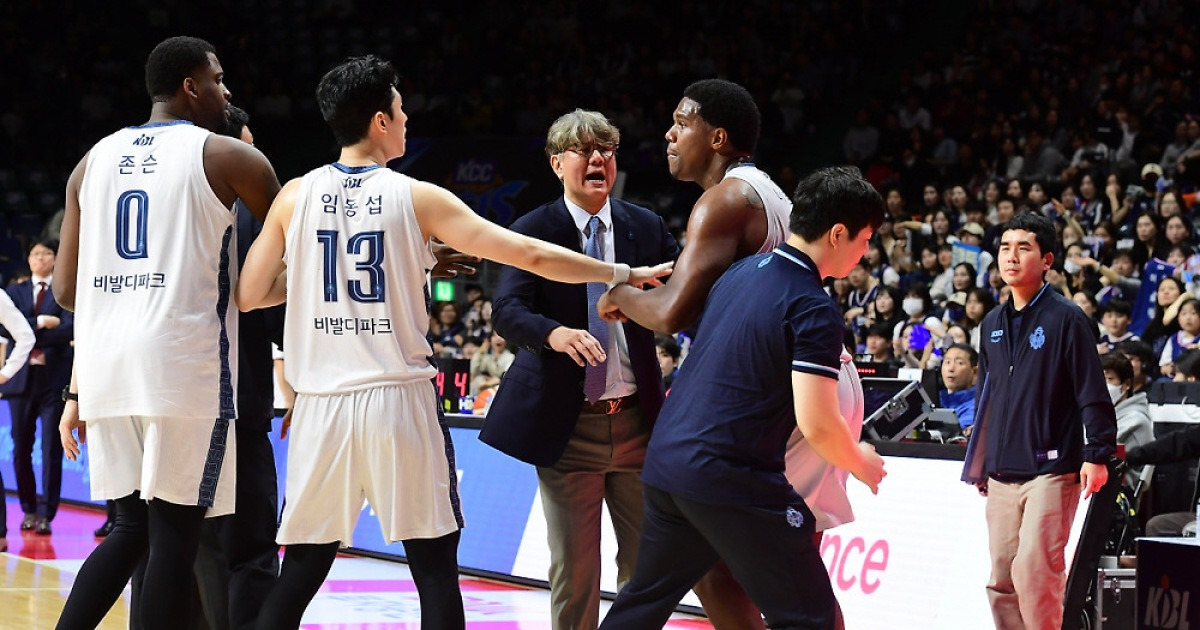 [공식발표]'심판 판정 불만'→'테크니컬 파울' 네이던 나이트…KBL, '비신사적인 행위' 50만원 제재금 부과