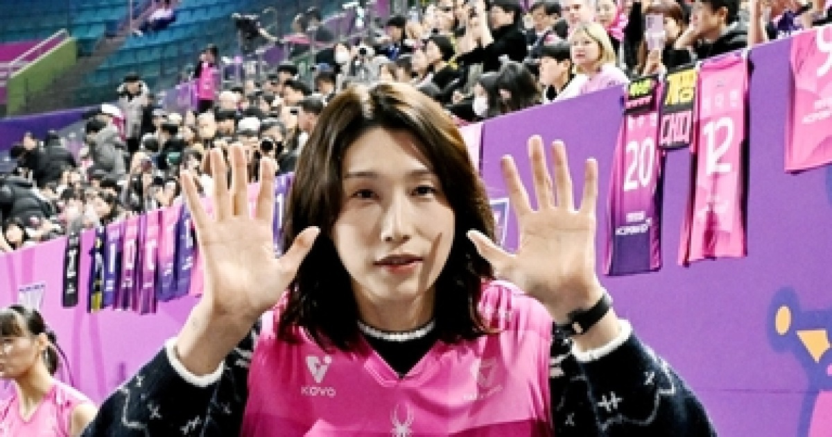 레베카·피치 쌍포 폭발…흥국생명, IBK 완파하며 3위 굳히기