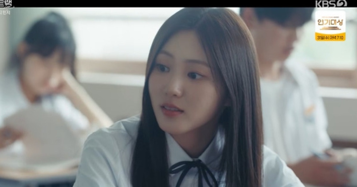 ‘러브:트랙’ 권은빈, 인기 여고생 찰떡 소화…김향기와 절친 케미