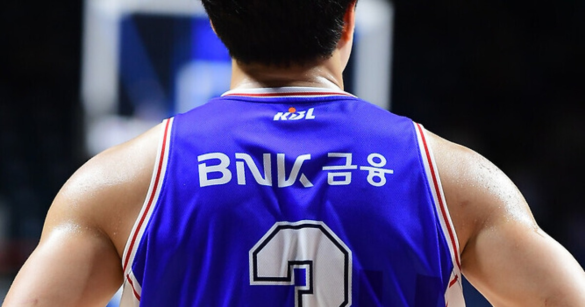 완전체 가까워지던 KCC, 허웅 부상 날벼락