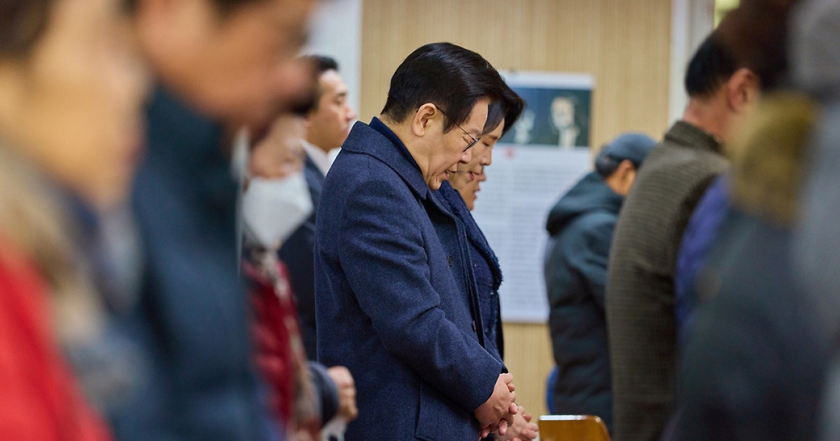 “교회다운 교회서 성탄 인사” 이 대통령, 옛 지역구 인천 계양서 예배…명동성당 미사도 참석