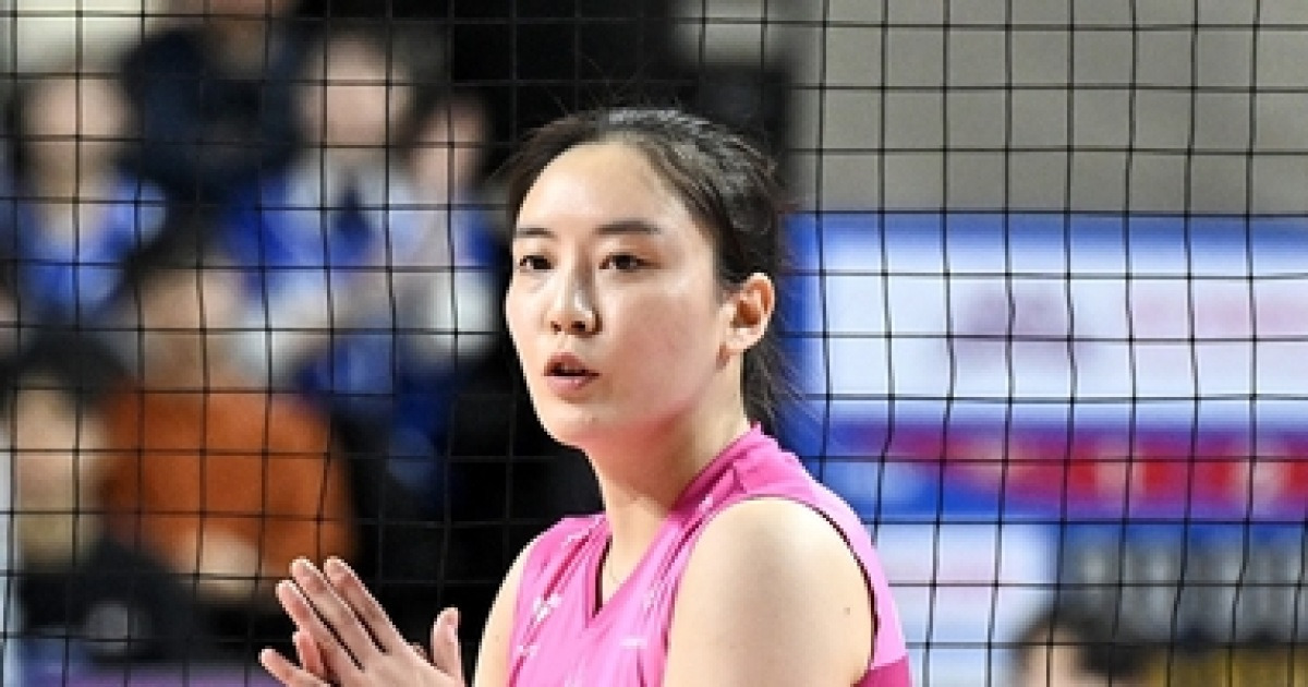 흥국생명 시즌 첫 3연승으로 3위 굳혀…기업은행 감독대행 체제 첫 연패