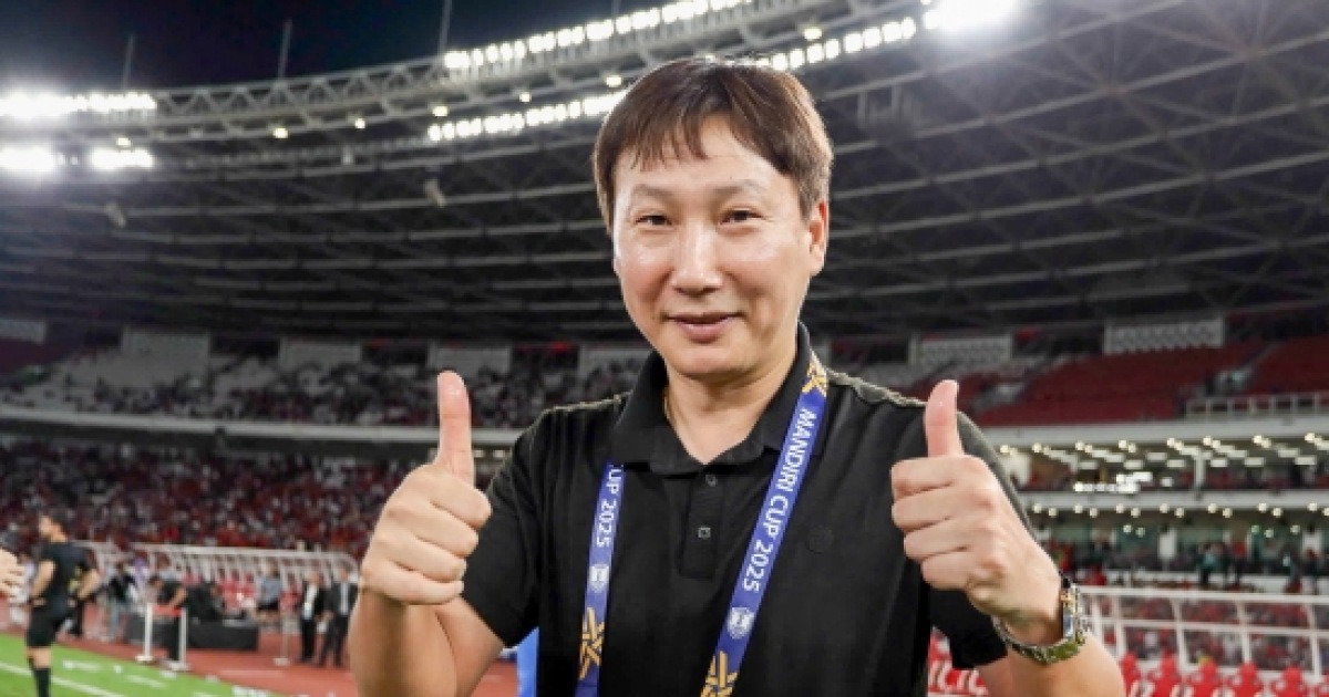 韓 축구 역대급 '오피셜' 뜬다…김상식 감독, 동남아 트레블 효과 → 2027년까지 계약 자동 연장 (베트남 매체)
