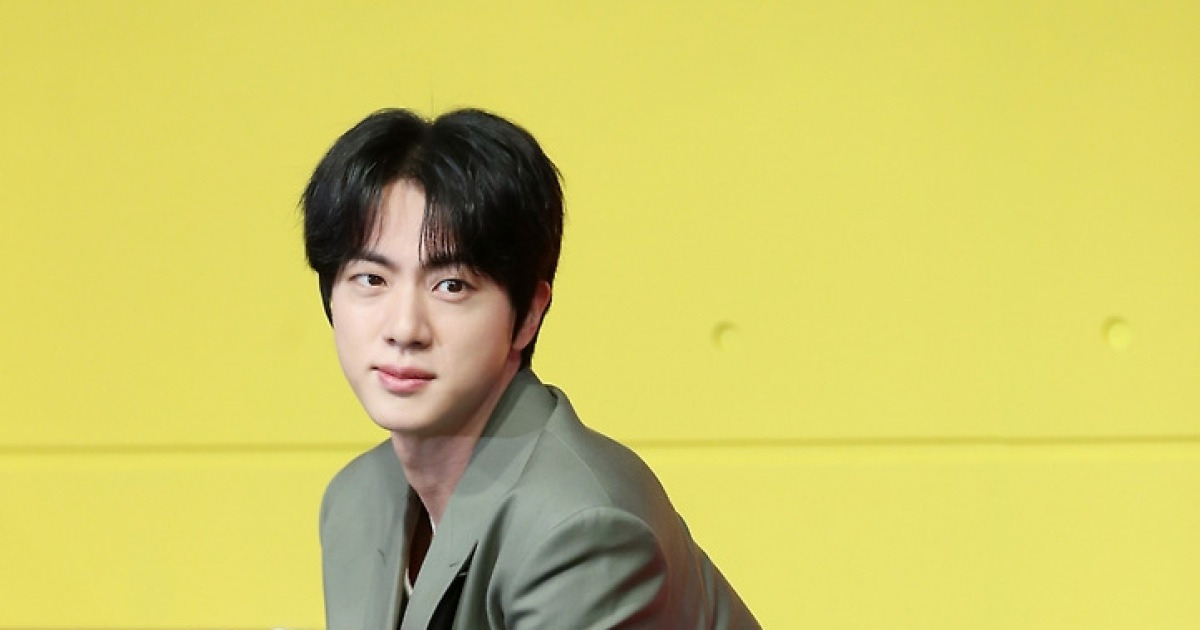 월드 와이드 인기..BTS 진, 스타랭킹 男아이돌 3위