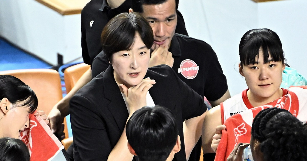 참담한 9연패 감독, 1분 만에 기자회견장 떠났다