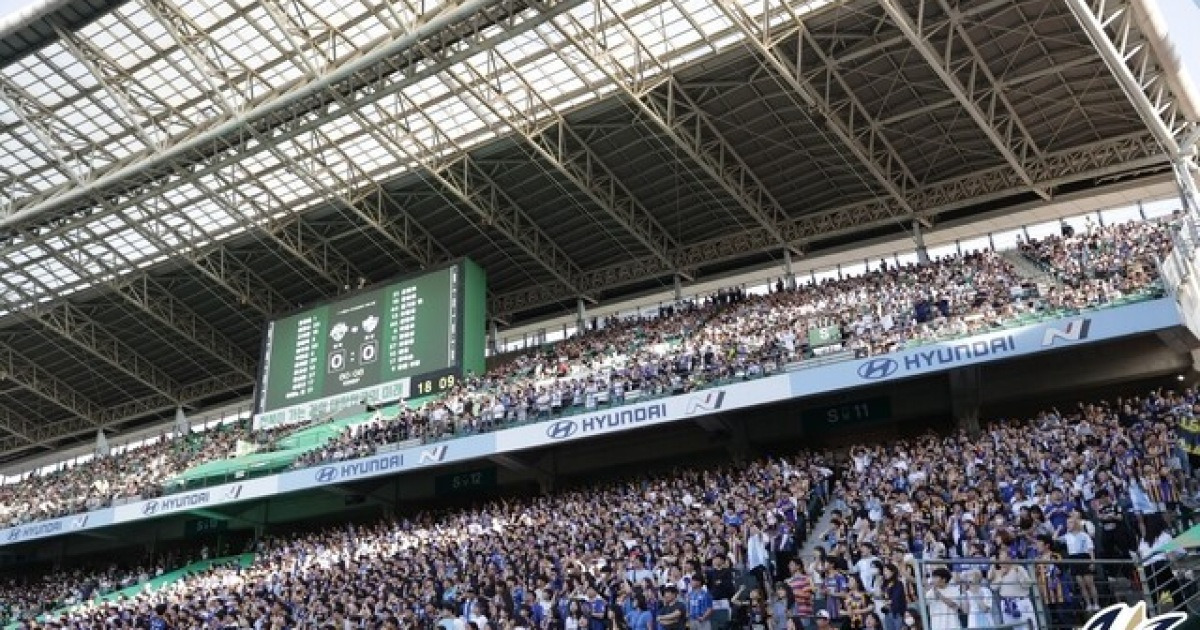 [오피셜] '쾌적해진다' 전주성 프리미엄석 늘린다... '정정용호' 전북, 2026시즌 티켓 운영 정책 공개